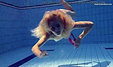 Ruská tínedžerka Elena Prokovas s prirodzenými prsiami a dokonalým telom v bazéne