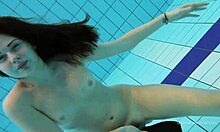 Katy Sorokas在泳池边裸体游泳,穿着红色比基尼底裤