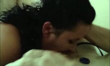 Lus, la fille amateur, fait sa première tentative de gorge profonde et de baise de visage dans une vidéo maison