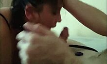 Amatørjenta Lus prøver for første gang å deepthroate og ansiktsknulle i en hjemmelaget video