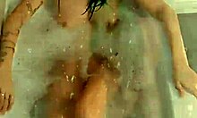 Scena z sąsiadami, córka Jolene, pod gorącym prysznicem