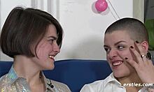 Lesbiska älskare delar en dildo och njuter av varandras bröst