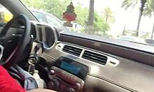 Η Crystina Rossi κάνει πίπα στο μαύρο της πουλί σε ένα κινούμενο αυτοκίνητο