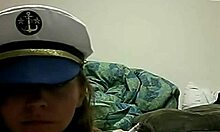 Ein freches und würziges Mädchen zeigt eine Webcam-Show, an die sie sich erinnern kann