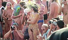 Exhibicionistické přítelkyně stojí nahé v tělové barvě