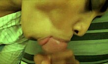 Une noire se fait vicieusement baiser la bouche par son petit ami vraiment impatient
