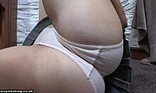 सफेद पैंटी वाली गर्लफ्रेंड अपनी अपस्कर्ट कैमलटो को करीब से दिखाती हुई।