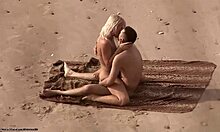 زوجان عاريان هاويان يتسللان للاستمتاع من الخلف على الشاطئ