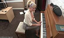Sânii blondei cu sânii mari cad în timp ce cântă la pian în fața camerei