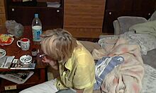 ट्रैशी ब्लोंड-बालों वाली कुदाल एक सिगरेट टॉपलेस पीती है।