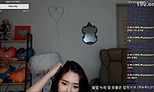 Amatør koreansk pige giver et webcam blowjob