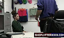 Ο Wrex Oliver, φύλακας σε περίπολο κατά τη διάρκεια των πωλήσεων της Black Friday, λαμβάνει προειδοποίηση για πιθανές κλοπές
