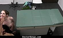 Lege og sykepleier slår seg sammen for å tilfredsstille en pasients ønsker - DoctorBang