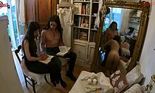 इटालियन गर्लफ्रेंड के घर का वीडियो जिसमें बड़ी गांड और खिलौने का खेल है।