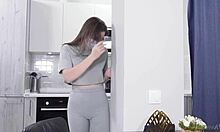 बेयरफुट बेब घर के बने वीडियो में अपनी चूत को एक एपेटाइज़र के रूप में पेश करती है।
