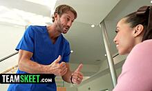 पत्नी की आकर्षक अस्पताल मुठभेड़ युवा दाई के साथ - डॉक्टरों की परीक्षा भावुक मुठभेड़ में बदल जाती है