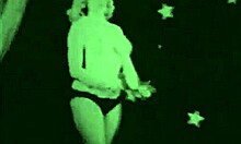 मैरिलिन मुनरो, एक गोरी लड़की, 60 के दशक की पोर्न फिल्म में सार्वजनिक रूप से पोशाक उतारती है।