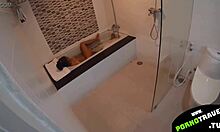Una giovane donna si sporca in bagno
