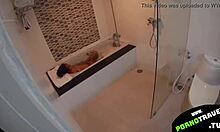 Una joven se ensucia en el baño