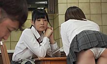 Nuori japanilainen teini-ikäinen saa läpimurron ystävänsä nuoremmalta sisarelta