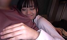 Une adolescente asiatique poilue reçoit une crème d'un gros pénis lors d'une intense séance d'orgasme