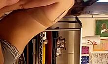 Μια δεκαεννιάχρονη ερασιτέχνης κάνει πίπα στο μεγάλο πέος της μεγαλύτερης συγκάτοικης της μπροστά σε κρυφή κάμερα