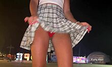 Mladá brunetka předvádí své kalhotky a tančí na veřejnosti