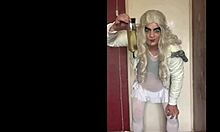 Crossdresser biseksual dengan tekun menelan air kencing lelaki lain dalam video buatan sendiri