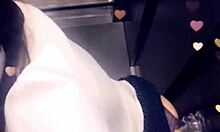 Amateur tiener geniet van anale seks en rijdt op een dildo in een openbare lift