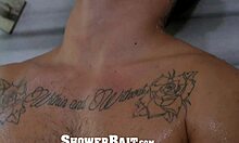 Seks analny pod prysznicem z gorącym gejem