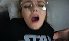 Una adolescente noruega con un orgasmo es follada y eyacula en la boca durante un video casero
