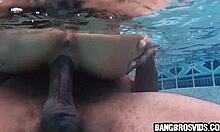 Слатка азијска девојка јаше монструма у домаћој сцени базена